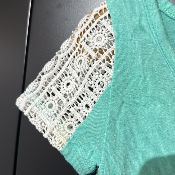 Little girls | size 2 | teal with laces sleeves | shirt - Picture 3 of 4